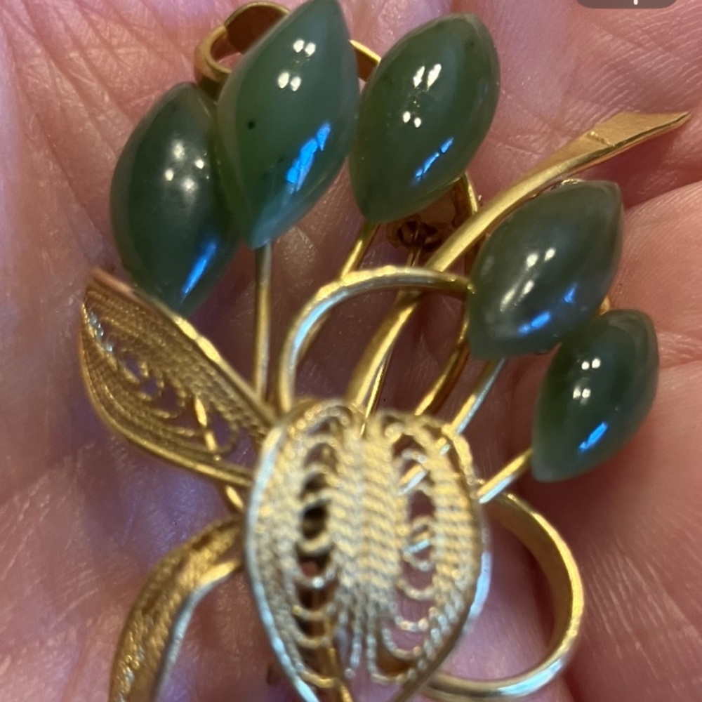 JADE FLOWER BROOCH 2 1/4” GOLD TONE - Picture 8 of 8